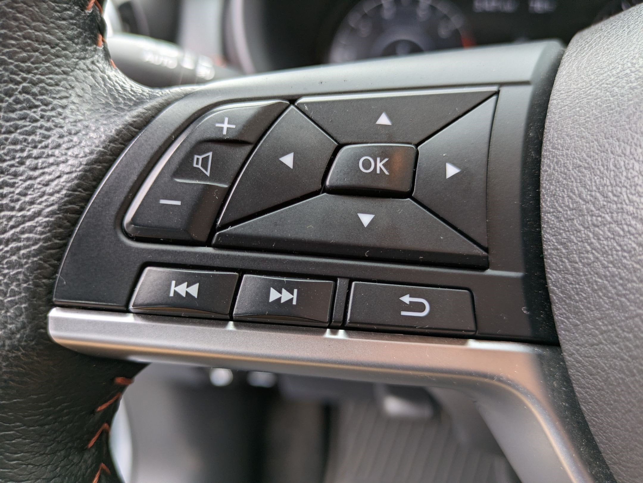 2022 Nissan Kicks SR
