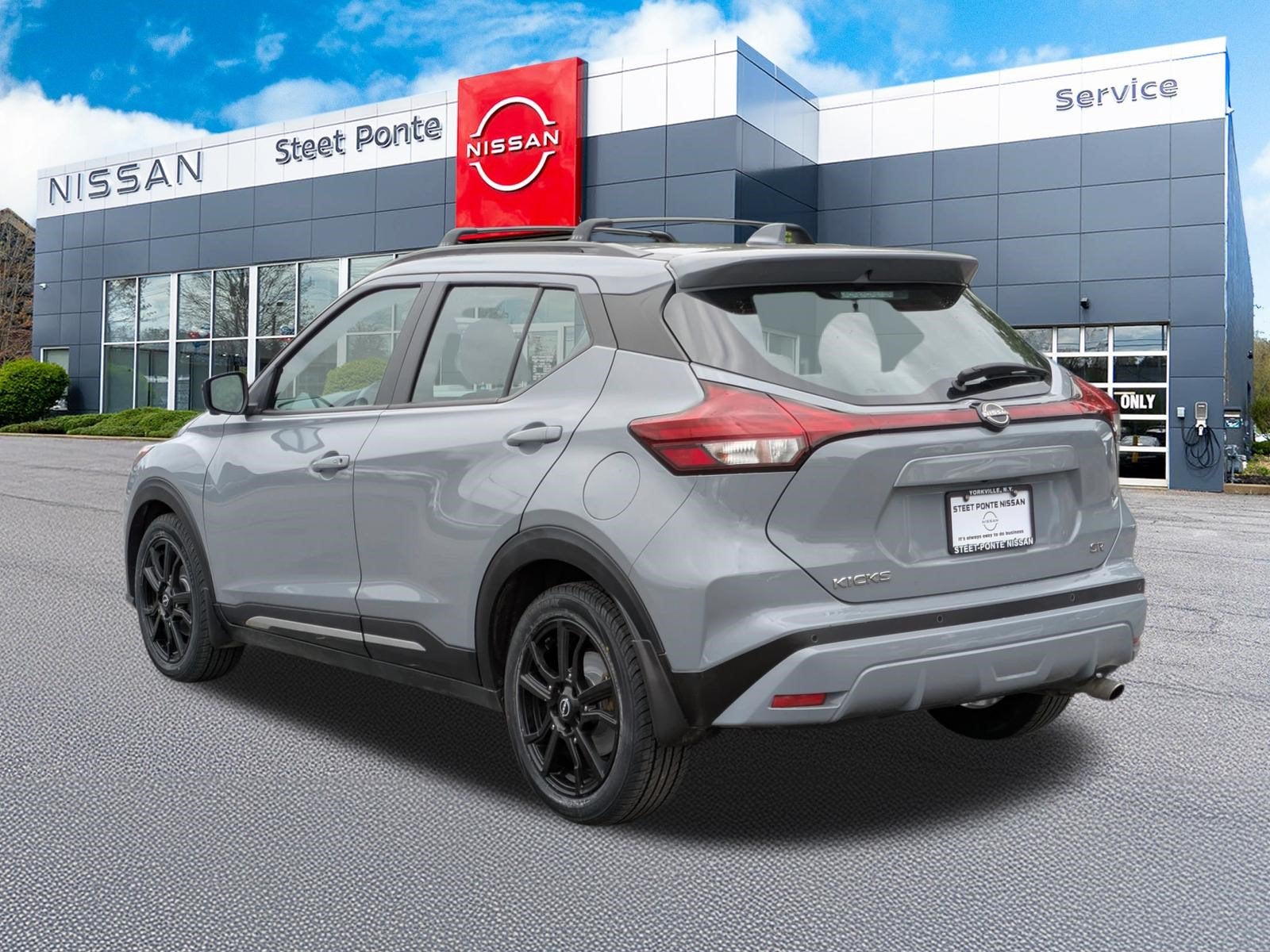 2022 Nissan Kicks SR