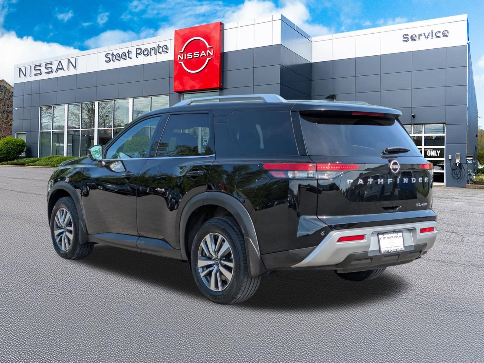 2025 Nissan Pathfinder SL