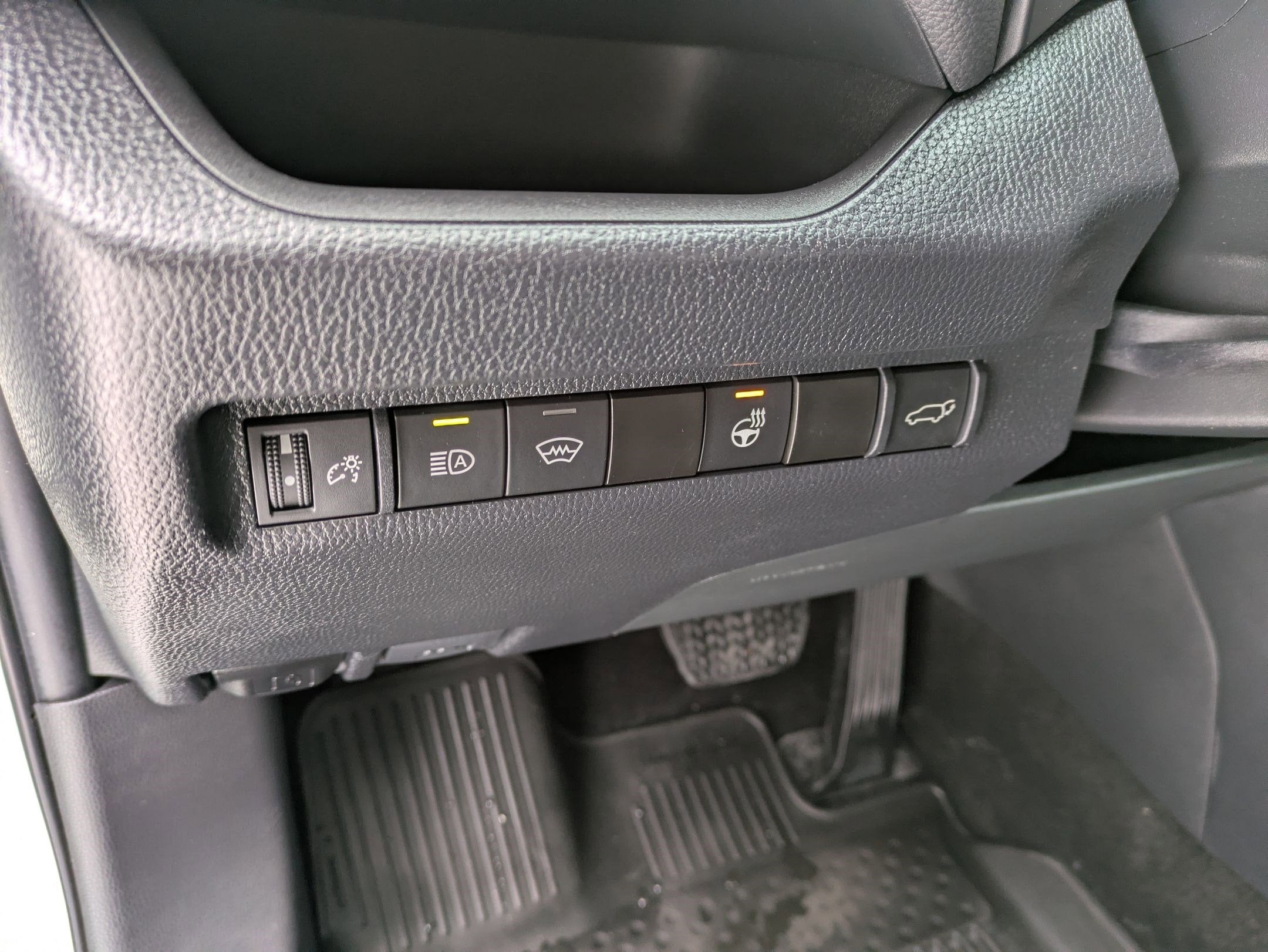 2023 Toyota RAV4 XLE w/ Convenience & Cold Weather Pkg