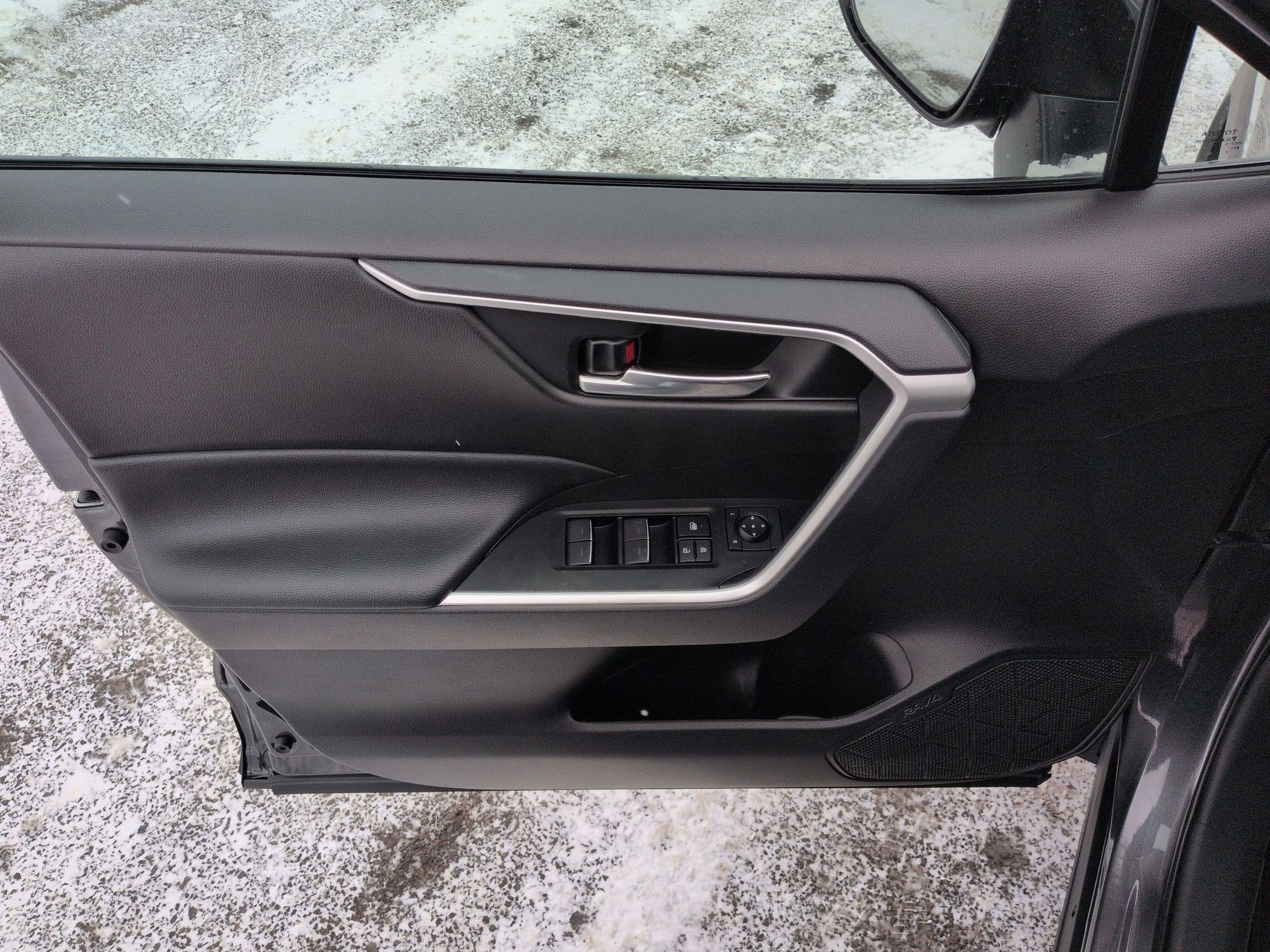 2023 Toyota RAV4 XLE w/ Convenience & Cold Weather Pkg