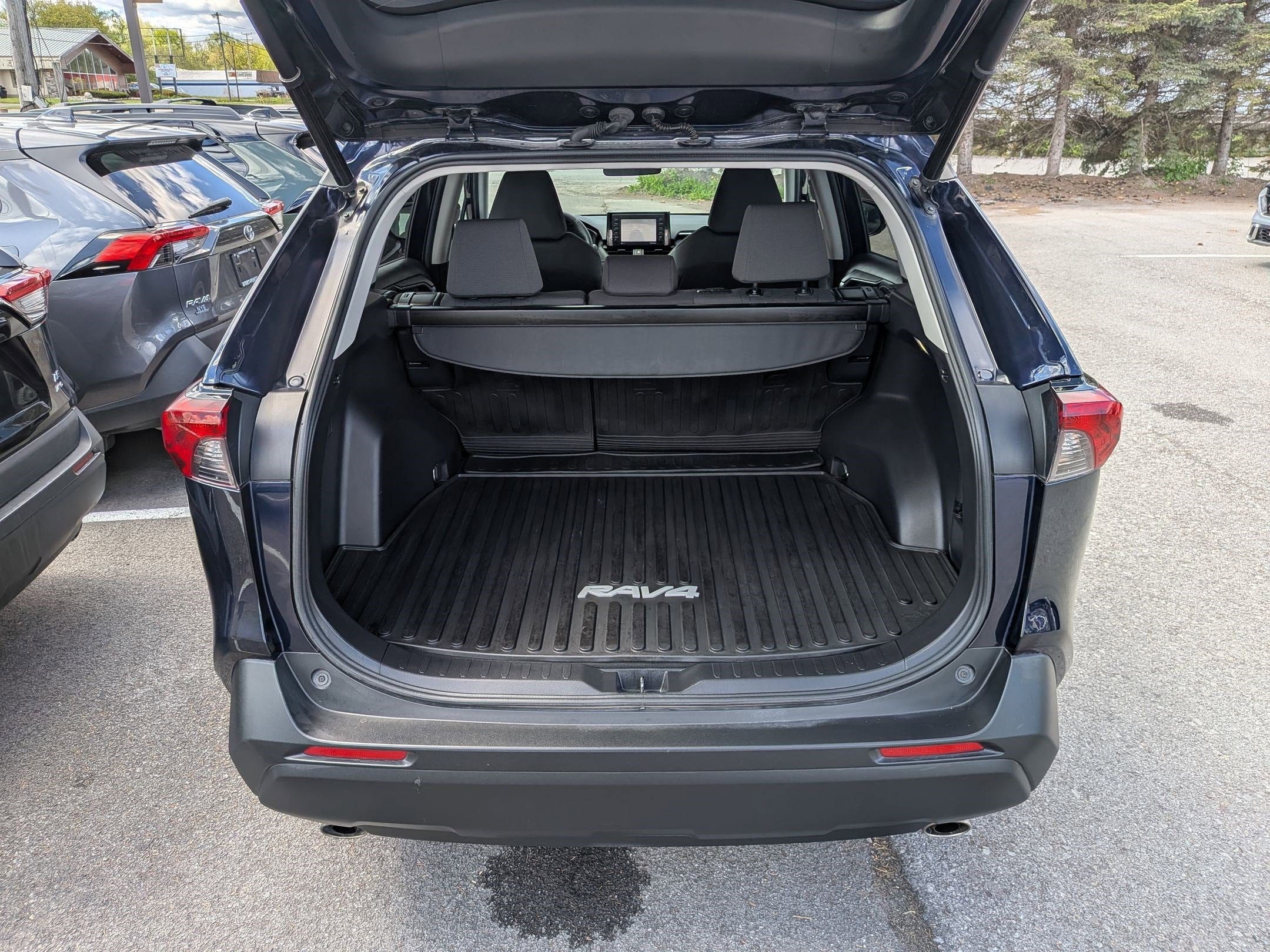 2022 Toyota RAV4 XLE w/ Convenience & Cold Weather Pkg