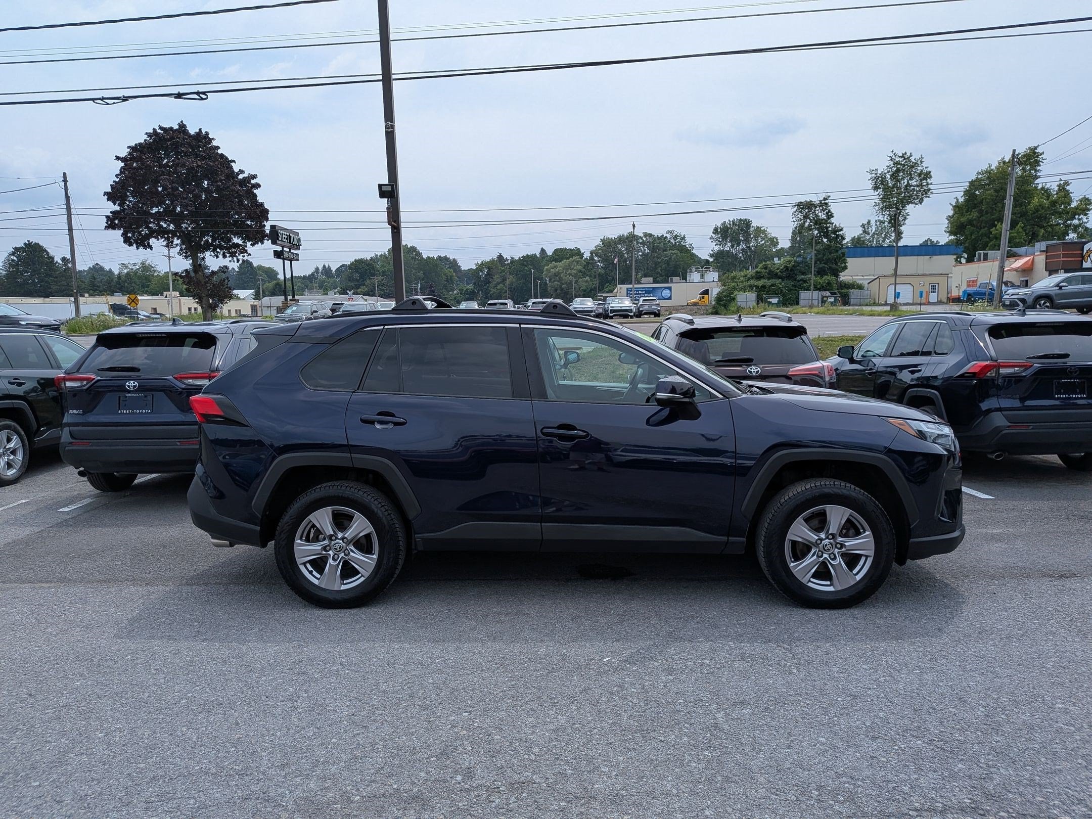 2023 Toyota RAV4 XLE w/ Convenience & Cold Weather Pkg