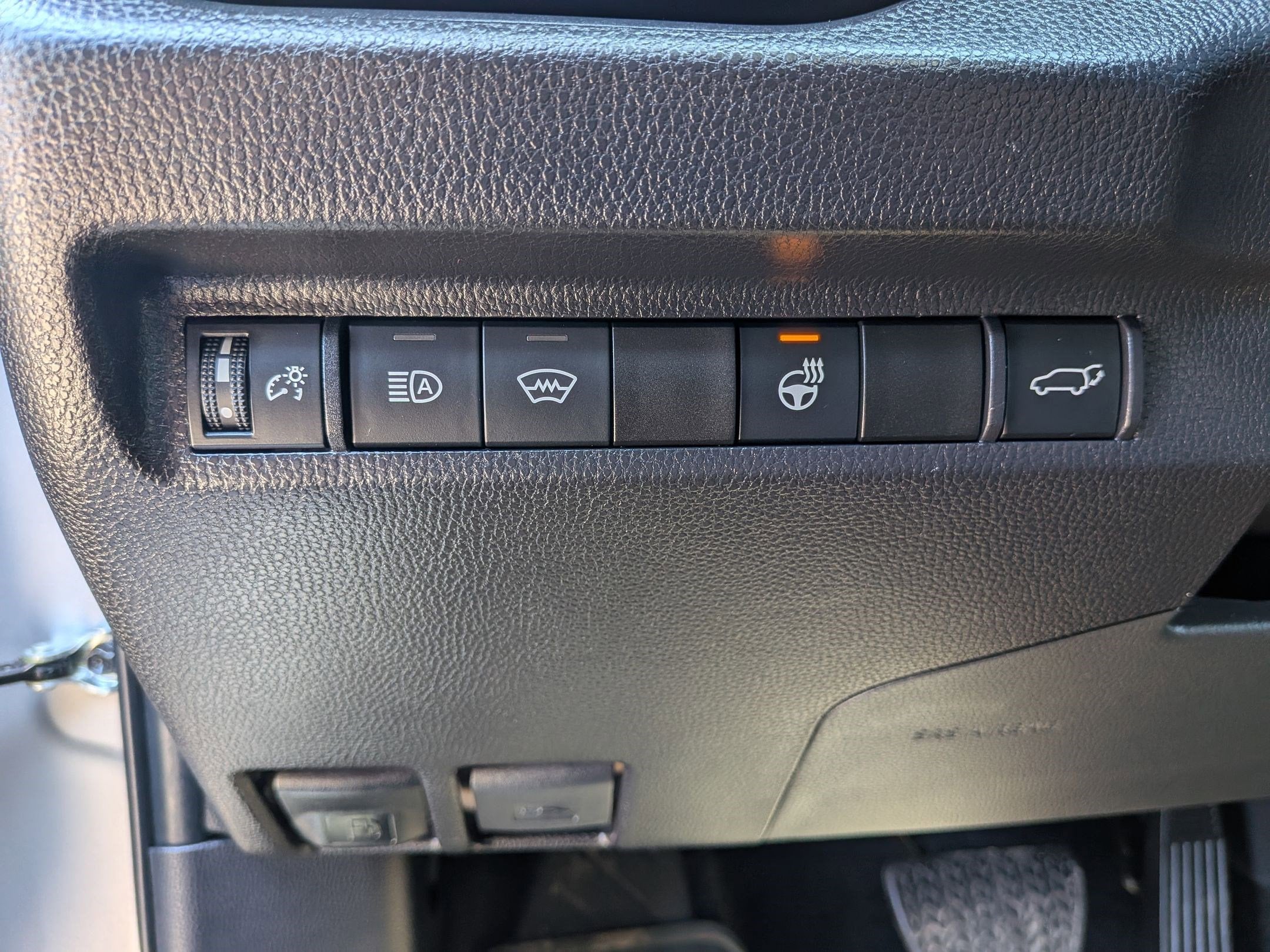 2025 Toyota RAV4 XLE w/ Convenience & Cold Weather Pkg