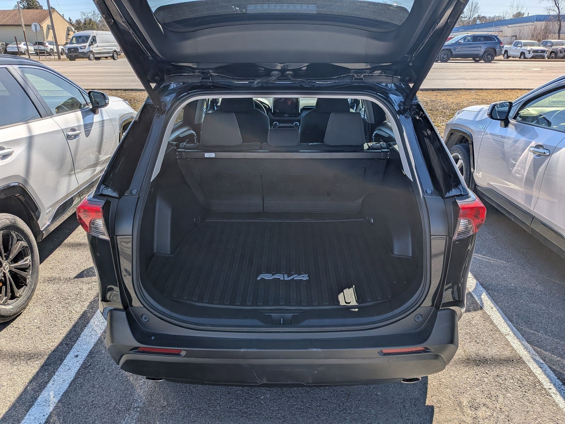 2024 Toyota RAV4 Hybrid XLE w/ Convenience & Cold Weather Pkg